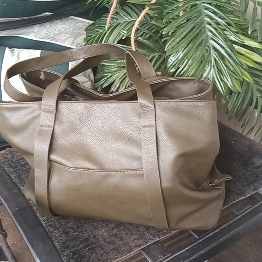 Universal Thread Goods Co. Giant triple compartments with brass zipper.